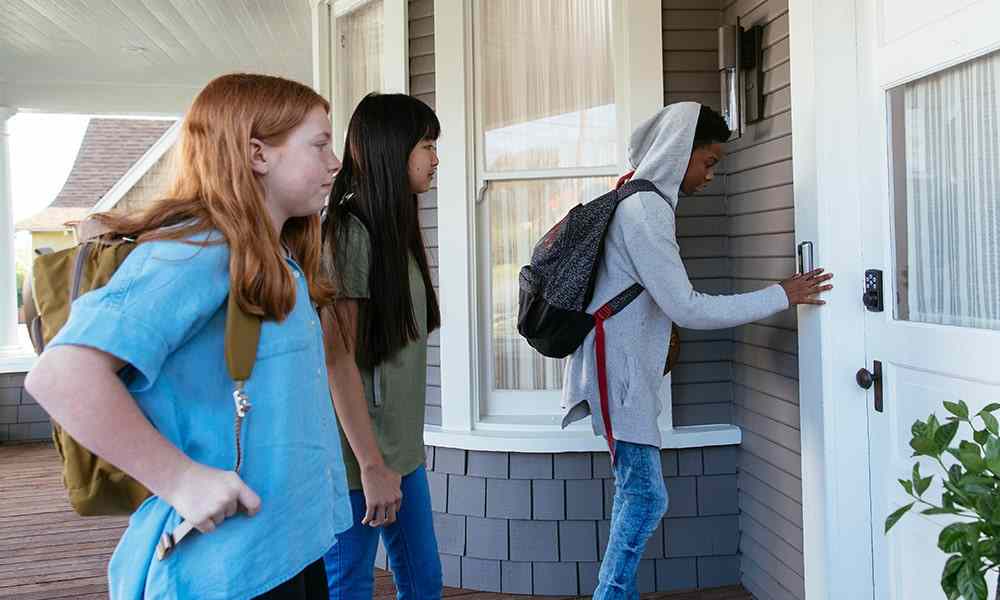 Doorbell Camera | Efficient CCTV Installation in Dubai 2 doorbell-camera-teenagers-ringing